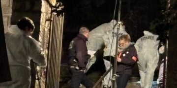 Αστυνομικοί στον τόπο του εγκλήματος, στο νεκροταφείο του Βέρο στην Κορσική (πηγή: leparisien.fr)