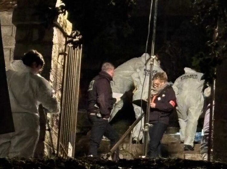 Αστυνομικοί στον τόπο του εγκλήματος, στο νεκροταφείο του Βέρο στην Κορσική (πηγή: leparisien.fr)