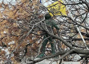 Όρθιος μετά το πέρασμα του ανεμοστρόβιλου από την Αλεξανδρούπολη ο Πόντιος Αγωνιστής. Κυριακή 11 Ιανουαρίου 2026 (φωτ.: Facebook / Despina Kotakidou)