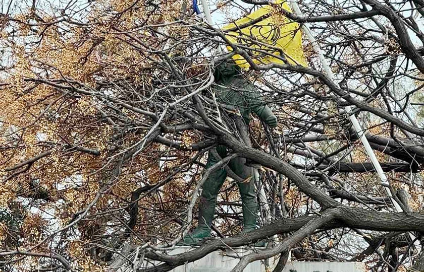 Όρθιος μετά το πέρασμα του ανεμοστρόβιλου από την Αλεξανδρούπολη ο Πόντιος Αγωνιστής. Κυριακή 11 Ιανουαρίου 2026 (φωτ.: Facebook / Despina Kotakidou)