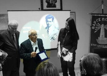 Ο Επαμεινώνδας Φαχαντίδης και η Μυροφόρα Ευσταθιάδου βραβεύουν τον Γιώργο Αμβροσιάδη, 13 Aπριλίου 2019 (φωτ.: Facebook / Φάρος Ποντίων)