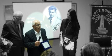 Ο Επαμεινώνδας Φαχαντίδης και η Μυροφόρα Ευσταθιάδου βραβεύουν τον Γιώργο Αμβροσιάδη, 13 Aπριλίου 2019 (φωτ.: Facebook / Φάρος Ποντίων)