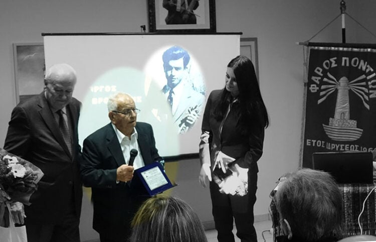 Ο Επαμεινώνδας Φαχαντίδης και η Μυροφόρα Ευσταθιάδου βραβεύουν τον Γιώργο Αμβροσιάδη, 13 Aπριλίου 2019 (φωτ.: Facebook / Φάρος Ποντίων)