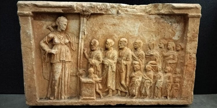 Αττικό μαρμάρινο αναθηματικό ανάγλυφο του β' μισού 4ου αι π.Χ. (φωτ.: ΥΠΠΟ)