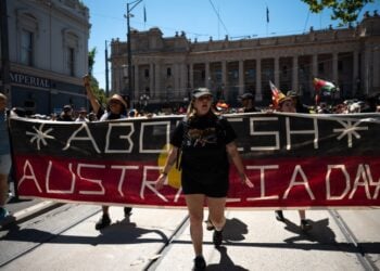 Διαδήλωση Αυστραλών που ζητούν να καταργηθεί η «Ημέρα της Αυστραλίας» καθώς σηματοδοτεί την καταστροφή του πολιτισμού των αυτόχθονων πληθυσμών από τους Ευρωπαίους αποίκους (φωτ.: EPA/Jay Kogler)