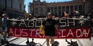 Διαδήλωση Αυστραλών που ζητούν να καταργηθεί η «Ημέρα της Αυστραλίας» καθώς σηματοδοτεί την καταστροφή του πολιτισμού των αυτόχθονων πληθυσμών από τους Ευρωπαίους αποίκους (φωτ.: EPA/Jay Kogler)