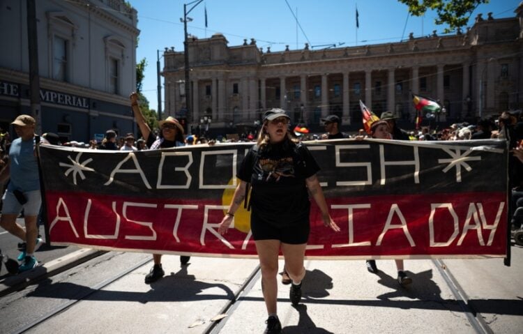 Διαδήλωση Αυστραλών που ζητούν να καταργηθεί η «Ημέρα της Αυστραλίας» καθώς σηματοδοτεί την καταστροφή του πολιτισμού των αυτόχθονων πληθυσμών από τους Ευρωπαίους αποίκους (φωτ.: EPA/Jay Kogler)