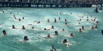 Εκατοντάδες κόσμου συγκεντρώθηκαν στο Ρόουζμπαντ, κατά μήκος της ακτογραμμής της χερσονήσου Μόρνινγκτον (φωτ.: facebook/Glik Andriotis)