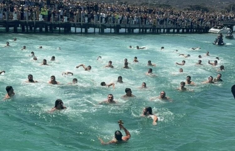Εκατοντάδες κόσμου συγκεντρώθηκαν στο Ρόουζμπαντ, κατά μήκος της ακτογραμμής της χερσονήσου Μόρνινγκτον (φωτ.: facebook/Glik Andriotis)