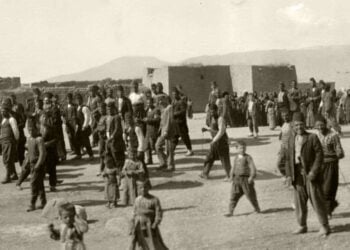 Χριστιανοί και μουσουλμάνοι κάτοικοι της Αξού, αρχές 20ού αι. (φωτ.: ανώνυμου)