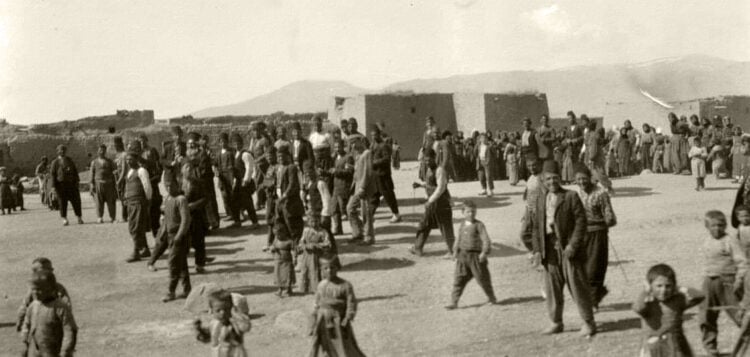 Χριστιανοί και μουσουλμάνοι κάτοικοι της Αξού, αρχές 20ού αι. (φωτ.: ανώνυμου)