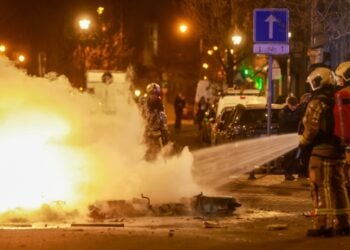 Πυροσβέστες σβήνουν φωτιά σε ηλεκτρικό πατίνι στις Βρυξέλλες (φωτ.: EPA/Olivier Hoslet)