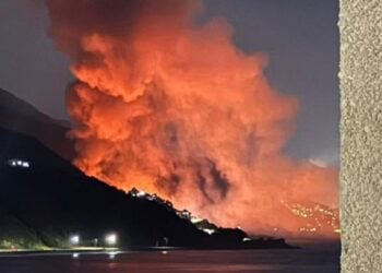 Μεγάλη πυρκαγιά στα περίχωρα της παραθαλάσσιας πόλης Λα Γκουάιρα, βόρεια της πρωτεύουσας Καράκας (πηγή: Χ / 
OSINTdefender)