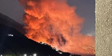 Μεγάλη πυρκαγιά στα περίχωρα της παραθαλάσσιας πόλης Λα Γκουάιρα, βόρεια της πρωτεύουσας Καράκας (πηγή: Χ / 
OSINTdefender)