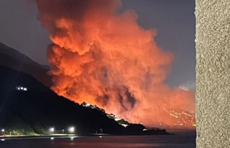 Μεγάλη πυρκαγιά στα περίχωρα της παραθαλάσσιας πόλης Λα Γκουάιρα, βόρεια της πρωτεύουσας Καράκας (πηγή: Χ /
OSINTdefender)