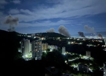 Τουλάχιστον έξι πυκνές στήλες καπνού υψώνονται από διαφορετικά σημεία της πρωτεύουσας της Βενεζουέλας, Καράκας. Σάββατο 3 Ιανουαρίου 2026 (πηγή: Χ / 
OSINTdefender)