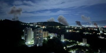 Τουλάχιστον έξι πυκνές στήλες καπνού υψώνονται από διαφορετικά σημεία της πρωτεύουσας της Βενεζουέλας, Καράκας. Σάββατο 3 Ιανουαρίου 2026 (πηγή: Χ /
OSINTdefender)