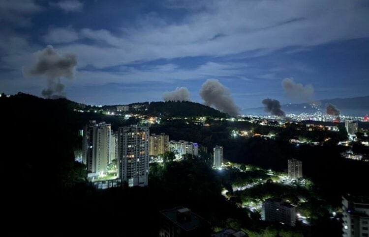 Τουλάχιστον έξι πυκνές στήλες καπνού υψώνονται από διαφορετικά σημεία της πρωτεύουσας της Βενεζουέλας, Καράκας. Σάββατο 3 Ιανουαρίου 2026 (πηγή: Χ /
OSINTdefender)