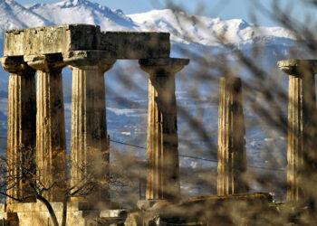 Ο Ναός του Απόλλωνα με φόντο τη χιονισμένη ορεινή Κορινθία, Τρίτη 13 Ιανουαρίου 2026 (φωτ.: ΑΠΕ-ΜΠΕ / Βασίλης Ψωμάς)