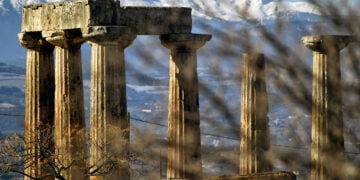 Ο Ναός του Απόλλωνα με φόντο τη χιονισμένη ορεινή Κορινθία, Τρίτη 13 Ιανουαρίου 2026 (φωτ.: ΑΠΕ-ΜΠΕ / Βασίλης Ψωμάς)