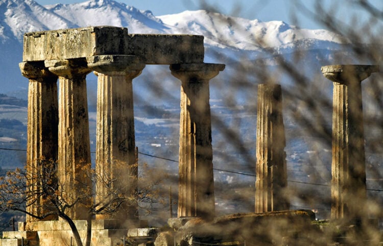 Ο Ναός του Απόλλωνα με φόντο τη χιονισμένη ορεινή Κορινθία, Τρίτη 13 Ιανουαρίου 2026 (φωτ.: ΑΠΕ-ΜΠΕ / Βασίλης Ψωμάς)