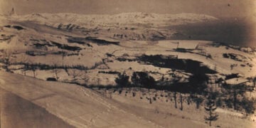 Από τις συλλογές της Επιτροπής Ποντιακών Μελετών, με τη λεζάντα: «Το χιόν' σο γόνατον!»