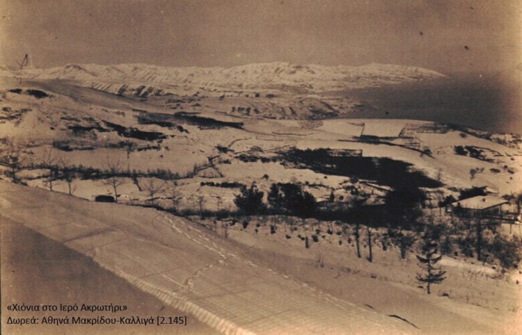 Από τις συλλογές της Επιτροπής Ποντιακών Μελετών, με τη λεζάντα: «Το χιόν' σο γόνατον!»