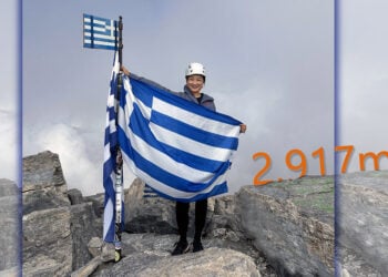 Η Δέσποινα Λι στην κορυφή του Ολύμπου κρατώντας την ελληνική σημαία (φωτ.: Δέσποινα Λι · εικ.: Αλεξία Ιωαννίδου)
