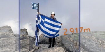 Η Δέσποινα Λι στην κορυφή του Ολύμπου κρατώντας την ελληνική σημαία (φωτ.: Δέσποινα Λι · εικ.: Αλεξία Ιωαννίδου)