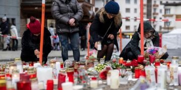 Κεριά στη μνήμη των θυμάτων, κοντά στο Constellation στο Κραν Μοντανά της Ελβετίας, 2 Ιανουαρίου 2026 (φωτ.: EPA / Alessandro della Valle)