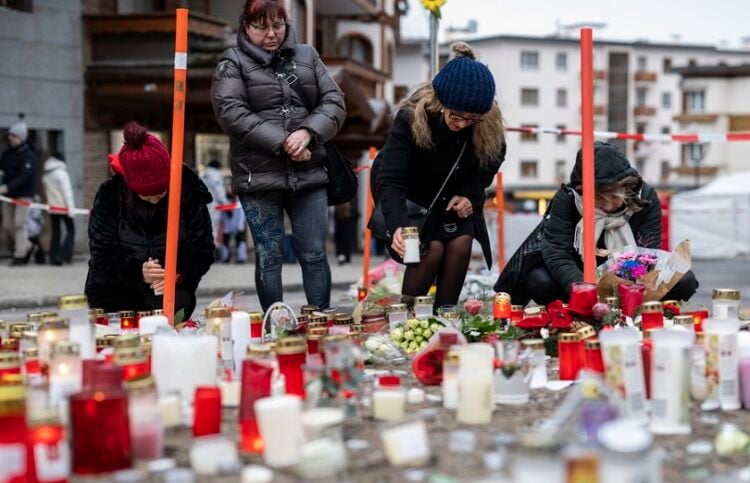 Κεριά στη μνήμη των θυμάτων, κοντά στο Constellation στο Κραν Μοντανά της Ελβετίας, 2 Ιανουαρίου 2026 (φωτ.: EPA / Alessandro della Valle)