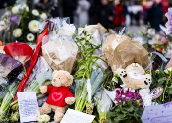 Λουλούδια και λούτρινα κουκλάκια έχουν τοποθετηθεί κοντά στο σημείο της τραγωδίας στη μνήμη των δεκάδων θυμάτων (φωτ.: EPA/Jean-Christophe Bott