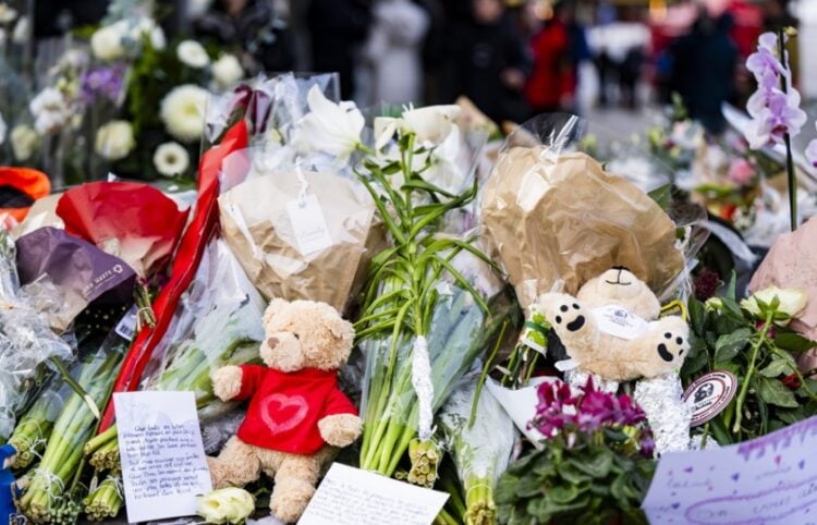 Λουλούδια και λούτρινα κουκλάκια έχουν τοποθετηθεί κοντά στο σημείο της τραγωδίας στη μνήμη των δεκάδων θυμάτων (φωτ.: EPA/Jean-Christophe Bott