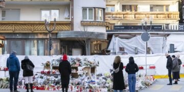 Πολίτες στέκονται μπροστά στον αυτοσχέδιο βωμό στο σημείο της τραγωδίας στο Κραν Μοντανά (φωτ.: EPA/Cyril Zingaro)