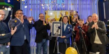 Πανηγυρισμοί μετά την επίδοση του βραβείου Γκίνες (φωτ.: Hrvatski Radio/HRT)