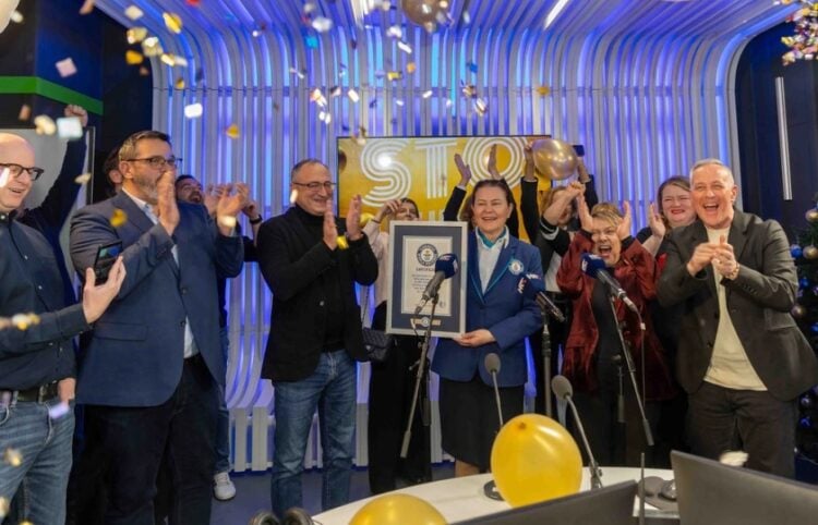 Πανηγυρισμοί μετά την επίδοση του βραβείου Γκίνες (φωτ.: Hrvatski Radio/HRT)