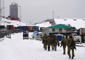 Δανοί στρατιώτες μόλις έχουν αποβιβαστεί στο Νουουκ της Γροιλανδίας, στο πλαίσιο ενίσχυσης της στρατιωτικής παρουσίας του ΝΑΤΟ στο νησί της Αρκτικής (φωτ.: EPA/Mads Claus Rasmussen)