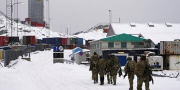 Δανοί στρατιώτες μόλις έχουν αποβιβαστεί στο Νουουκ της Γροιλανδίας, στο πλαίσιο ενίσχυσης της στρατιωτικής παρουσίας του ΝΑΤΟ στο νησί της Αρκτικής (φωτ.: EPA/Mads Claus Rasmussen)