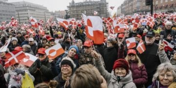 Χιλιάδες διαδηλωτές πήραν μέρος στη συγκέντρωση που πραγματοποιήθηκε στην πλατεία δημαρχείου, στο κέντρο της Κοπεγχάγης (φωτ.: EPA/Emil Nicolai Helms)