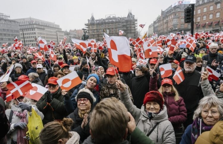 Χιλιάδες διαδηλωτές πήραν μέρος στη συγκέντρωση που πραγματοποιήθηκε στην πλατεία δημαρχείου, στο κέντρο της Κοπεγχάγης (φωτ.: EPA/Emil Nicolai Helms)