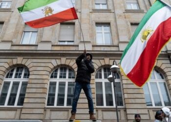 Διαδηλωτές κατά του καθεστώτος υψώνουν σημαίες του Ιράν στη διάρκεια διαδήλωσης στη Φρανκφούρτη (φωτ.: EPA/Matias Basualdo)