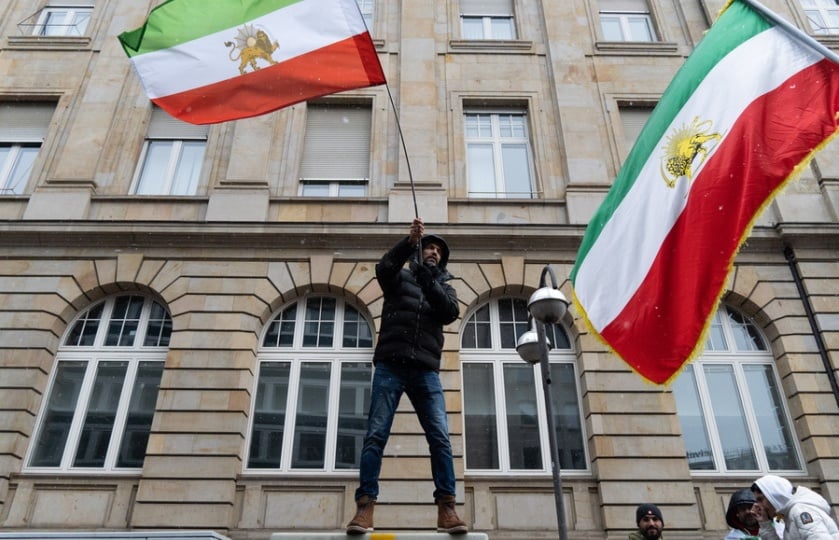 Διαδηλωτές κατά του καθεστώτος υψώνουν σημαίες του Ιράν στη διάρκεια διαδήλωσης στη Φρανκφούρτη (φωτ.: EPA/Matias Basualdo)