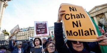 Διαδηλώτρια στο Παρίσι κρατά πανό που αναγράφει «Ούτε σάχης, ούτε μουλάς», στη διάρκεια διαμαρτυρίας για την κατάσταση στο Ιράν (φωτ.: EPA/Mohammed Badra)