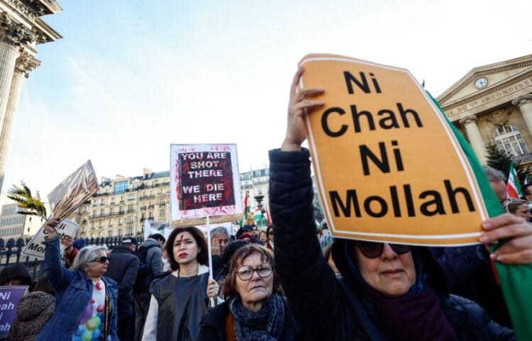 Διαδηλώτρια στο Παρίσι κρατά πανό που αναγράφει «Ούτε σάχης, ούτε μουλάς», στη διάρκεια διαμαρτυρίας για την κατάσταση στο Ιράν (φωτ.: EPA/Mohammed Badra)