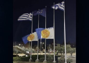 Οι σημαίες του δήμου Θεσσαλονίκης κυματίζουν μεσίστιες σε ένδειξη πένθους για τους νεκρούς οπαδούς του ΠΑΟΚ (φωτ.: Δήμος Θεσσαλονίκης)