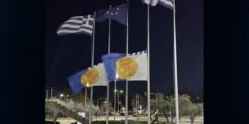 Οι σημαίες του δήμου Θεσσαλονίκης κυματίζουν μεσίστιες σε ένδειξη πένθους για τους νεκρούς οπαδούς του ΠΑΟΚ (φωτ.: Δήμος Θεσσαλονίκης)