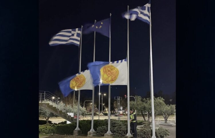 Οι σημαίες του δήμου Θεσσαλονίκης κυματίζουν μεσίστιες σε ένδειξη πένθους για τους νεκρούς οπαδούς του ΠΑΟΚ (φωτ.: Δήμος Θεσσαλονίκης)