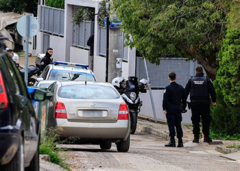 Στην οδό Γυθείου στη Γλυφάδα, όπου 46χρονος δολοφόνησε τον 80χρονο πατέρα του, Κυριακή 25 (φωτ.: ΕUROKINISSI / Γιώργος Κονταρίνης)