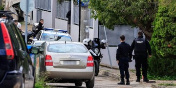 Στην οδό Γυθείου στη Γλυφάδα, όπου 46χρονος δολοφόνησε τον 80χρονο πατέρα του, Κυριακή 25 (φωτ.: ΕUROKINISSI / Γιώργος Κονταρίνης)