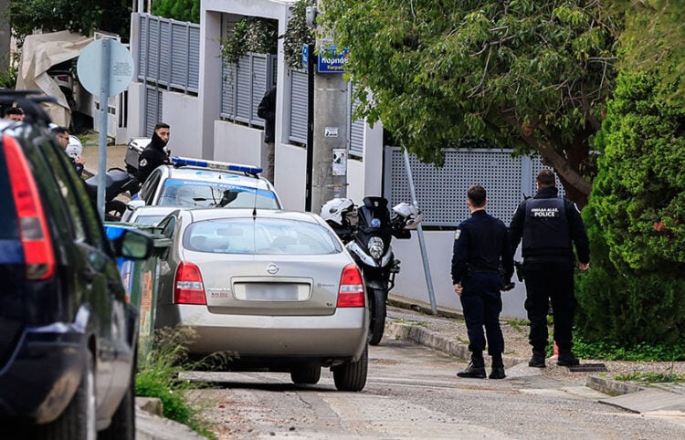 Στην οδό Γυθείου στη Γλυφάδα, όπου 46χρονος δολοφόνησε τον 80χρονο πατέρα του, Κυριακή 25 (φωτ.: ΕUROKINISSI / Γιώργος Κονταρίνης)